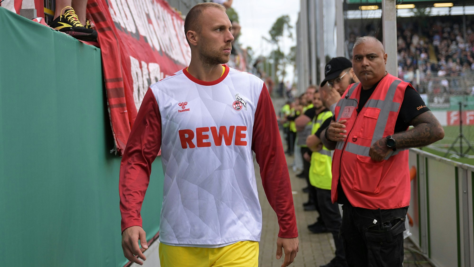 Marvin Schwäbe geht bei einem FC-Spiel um den Platz.