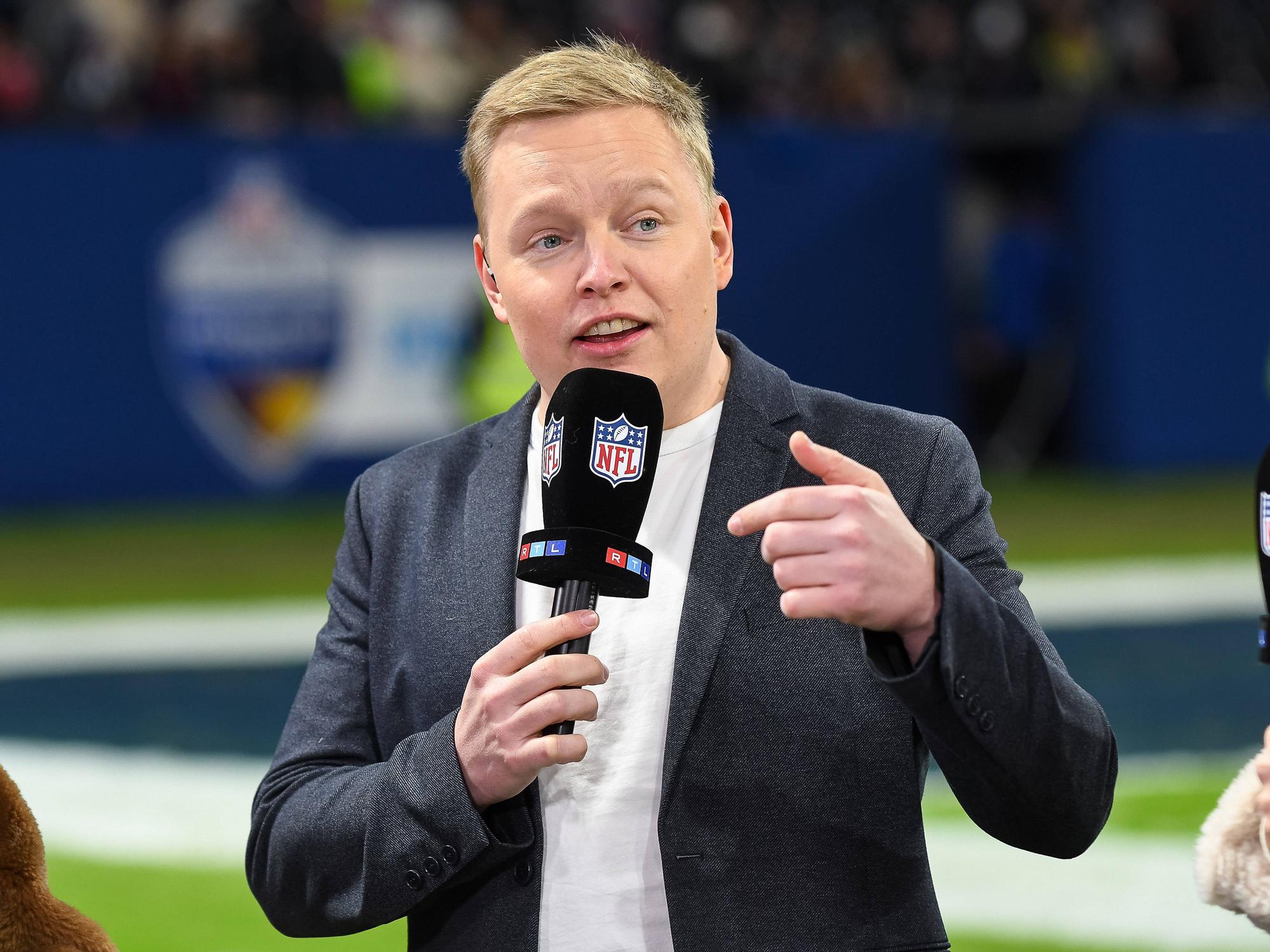 Florian Schmidt-Sommerfeld spricht ins Mikrofon am Rande des NFL-Spiels Indianapolis Colts gegen die New England Patriots in Frankfurt.