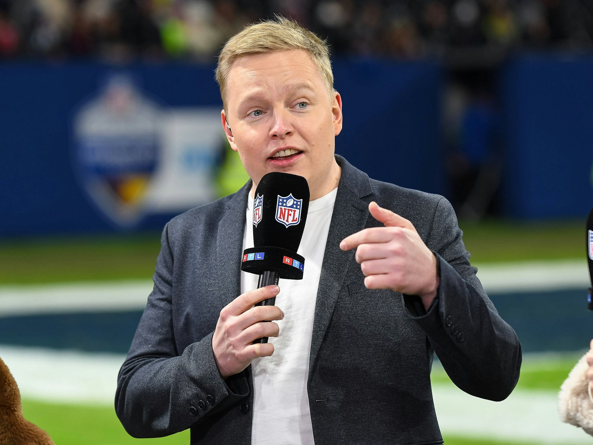 Florian Schmidt-Sommerfeld spricht ins Mikrofon am Rande des NFL-Spiels Indianapolis Colts gegen die New England Patriots in Frankfurt.