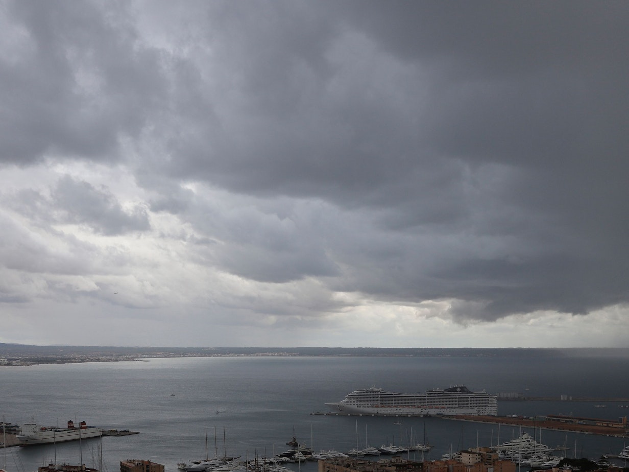 Dunkle Regenwolken hängen über der Bucht und dem Hafen von Palma de Mallorca