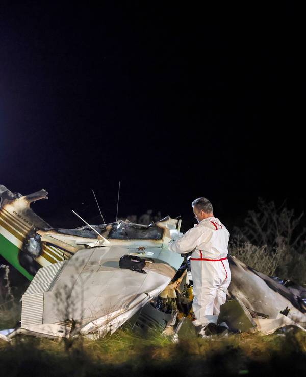 Das Wrack eines Kleinflugzeuges ist nach dem Absturz auf dem Gelände nahe des Flugplatzes in Bad Sassendorf im Kreis Soest zu sehen. Bei dem Absturz sind zwei Menschen ums Leben gekommen.
