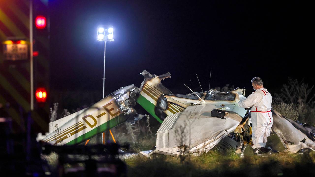 Das Wrack eines Kleinflugzeuges ist nach dem Absturz auf dem Gelände nahe des Flugplatzes in Bad Sassendorf im Kreis Soest zu sehen. Bei dem Absturz sind zwei Menschen ums Leben gekommen.