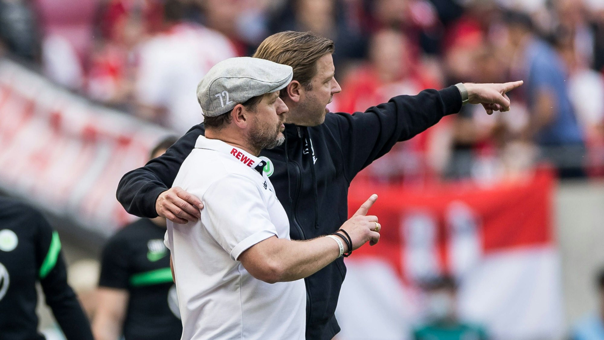 Steffen Baumgart (l.) am 7. Mai 2022 im Gespräch mit Florian Kohfeldt. Der frühere Bundesliga-Trainer von Bremen und Wolfsburg soll jetzt in Darmstadt übernehmen.