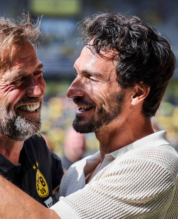 Der frühere BVB-Trainer Jürgen Klopp (l) und Ex-BVB-Spieler Mats Hummels begrüßen sich.