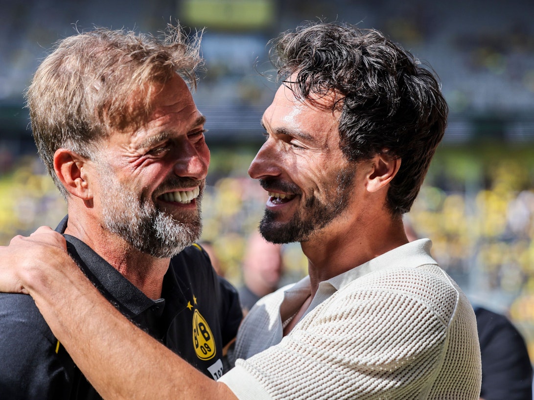 Der frühere BVB-Trainer Jürgen Klopp (l) und Ex-BVB-Spieler Mats Hummels begrüßen sich.