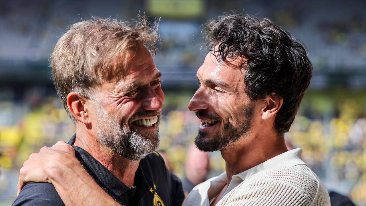 Der frühere BVB-Trainer Jürgen Klopp (l) und Ex-BVB-Spieler Mats Hummels begrüßen sich.