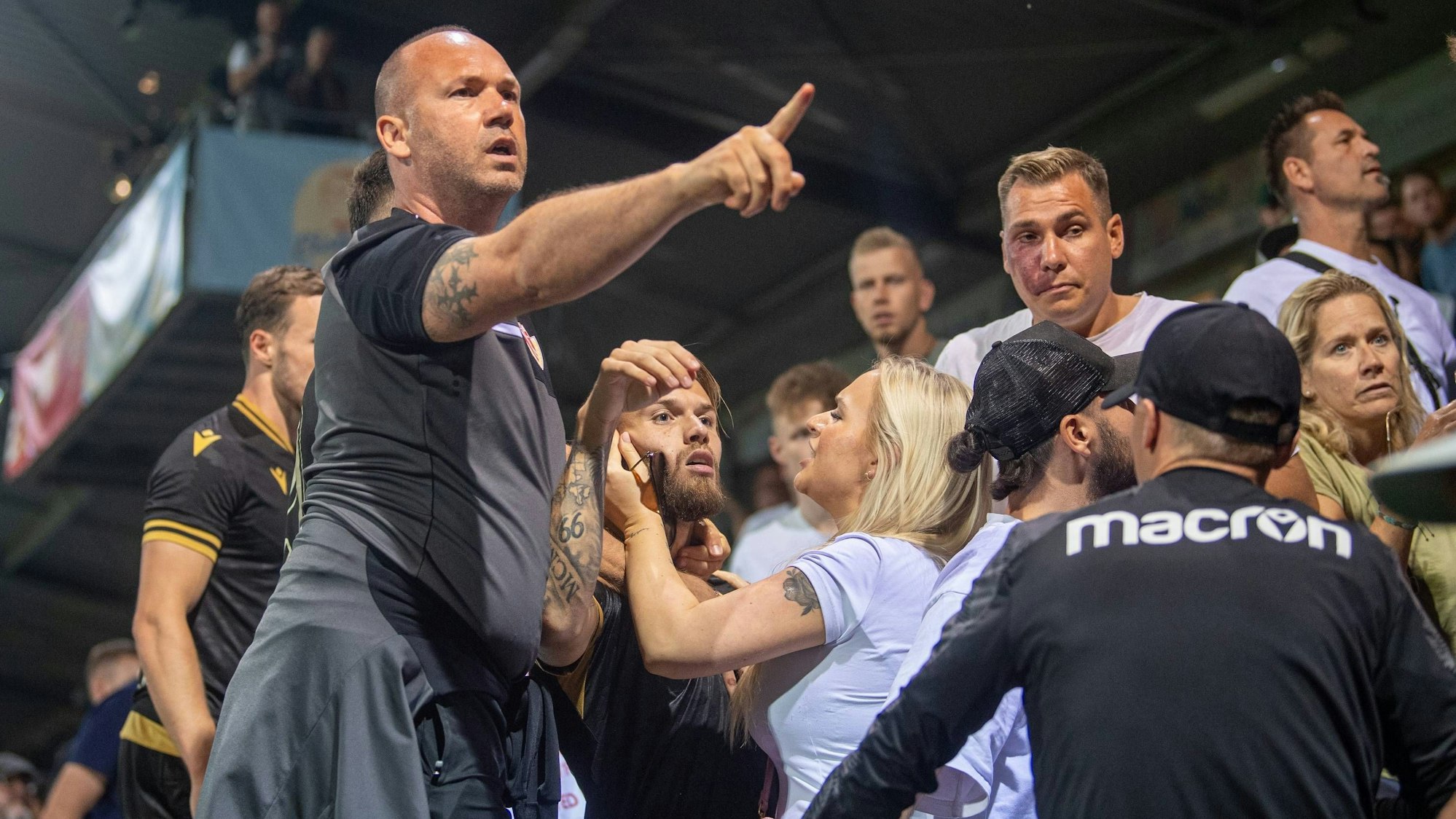 Brisante Szenen am Freitag (6. September 2024) auf der Tribüne in Babelsberg: Niko Bretschneider wird zurückgehalten, nachdem seine Frau attackiert worden ist.