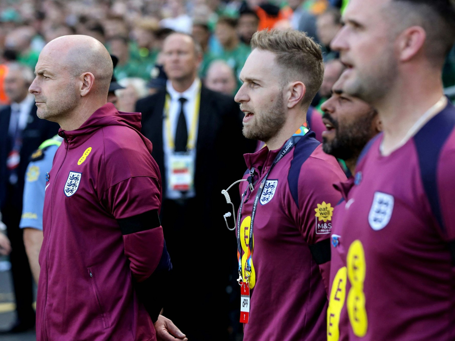 Lee Carsley schweigt bei der Nationalhymne.