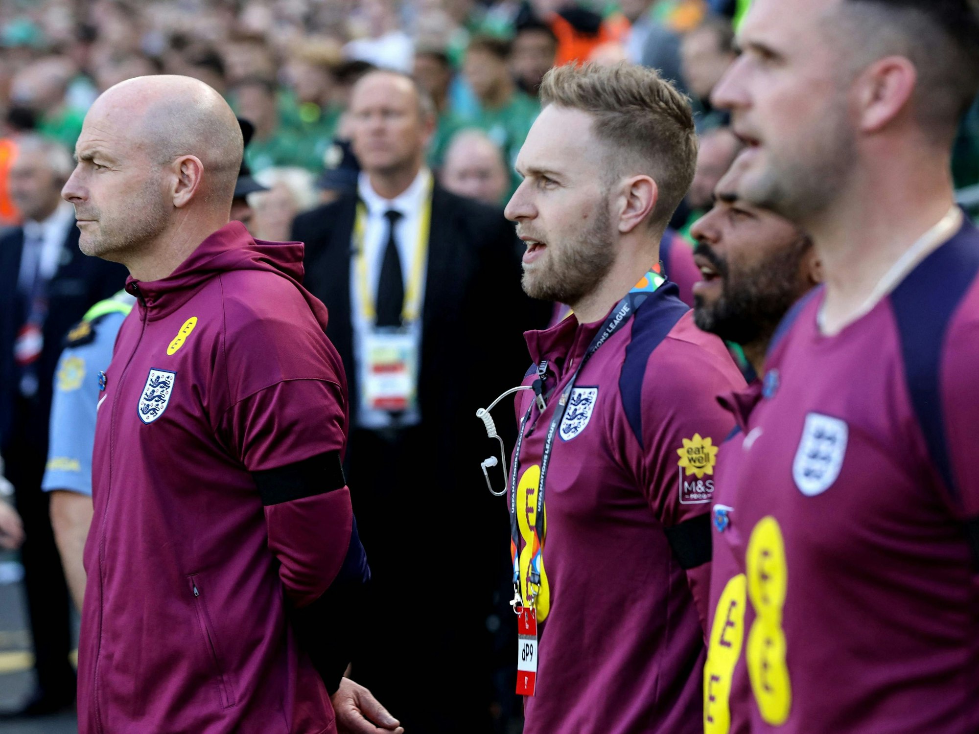 Lee Carsley schweigt bei der Nationalhymne.