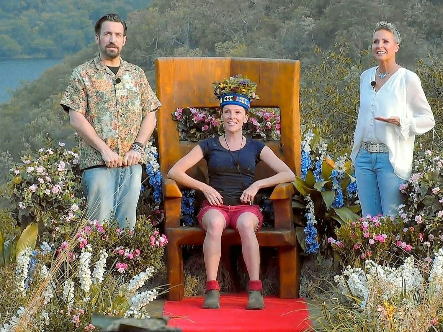Jan Köppen, Georgina Fleur, Sonja Zietlow (r.) bei der Krönung der Jubiläumsstaffel.