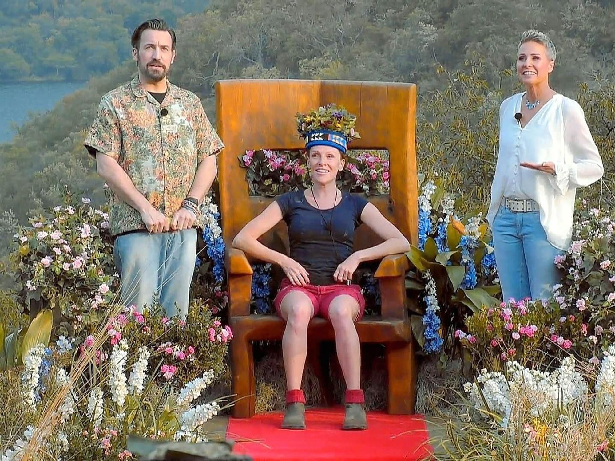 Jan Köppen, Georgina Fleur, Sonja Zietlow (r.) bei der Krönung der Jubiläumsstaffel.