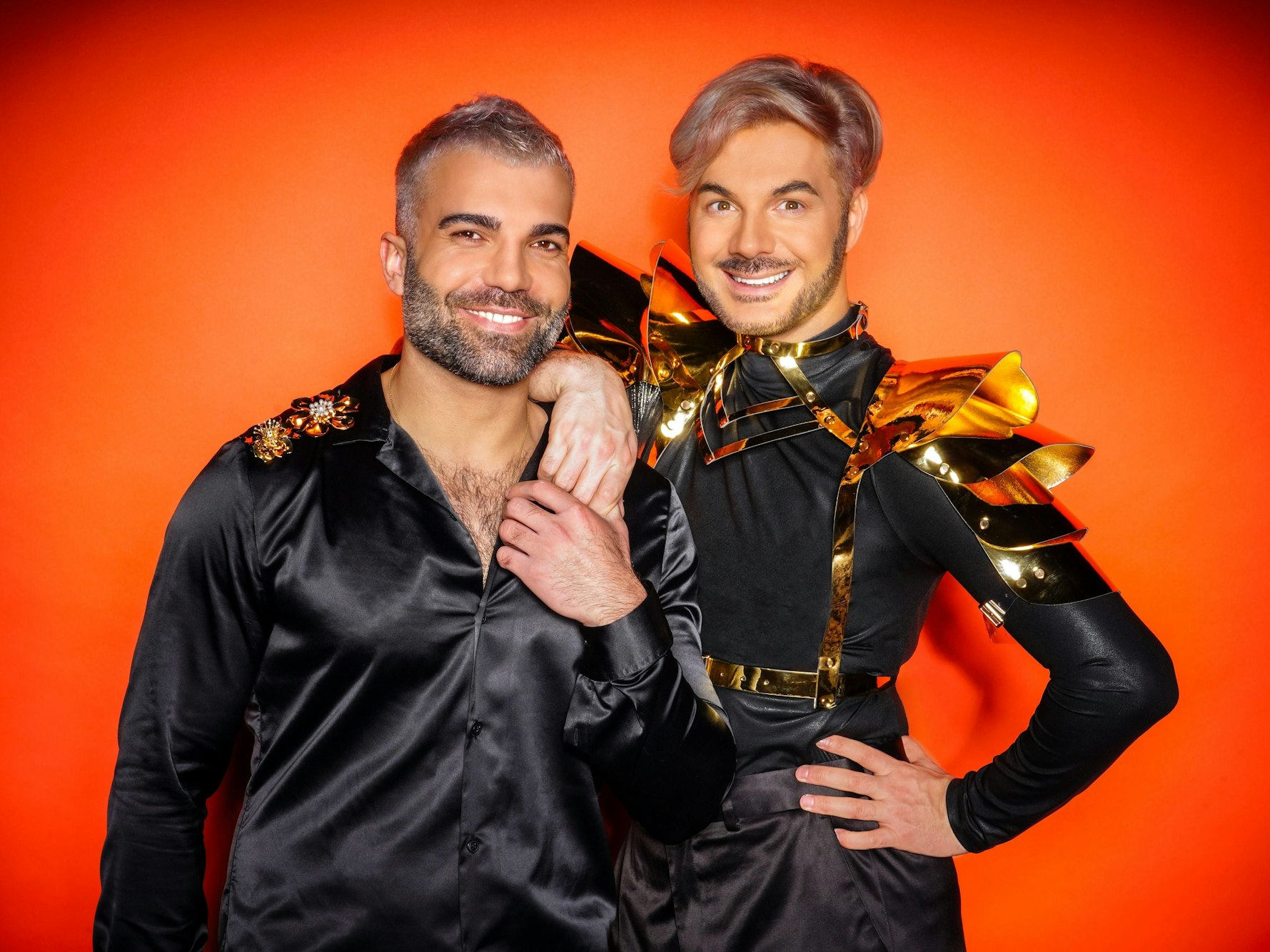 Rafi Rafi Rachek und Sam Dylan (hier zu sehen beim Fotoshooting für das „Sommerhaus der Stars“)  nehmen sich der großen Herausforderung im „Sommerhaus der Stars“ an.