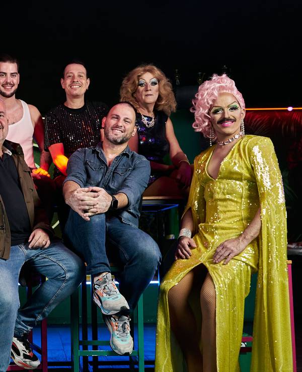 Das Team des The2 und der Firma „elevenproduction“ zusammen mit den Dragqueens Chris Mental (links), Silvana Amazona (hinten rechts) und Lolita Chaos (rechts).