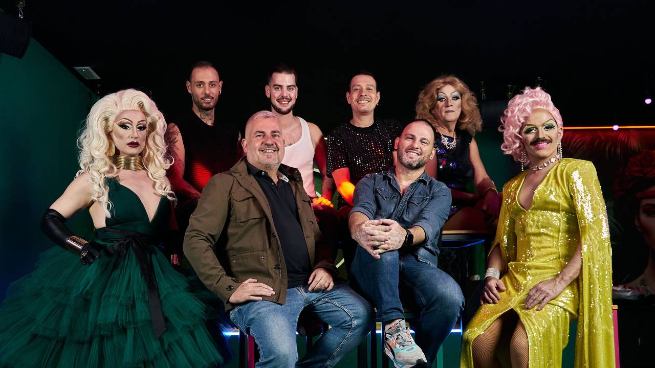 Das Team des The2 und der Firma „elevenproduction“ zusammen mit den Dragqueens Chris Mental (links), Silvana Amazona (hinten rechts) und Lolita Chaos (rechts).