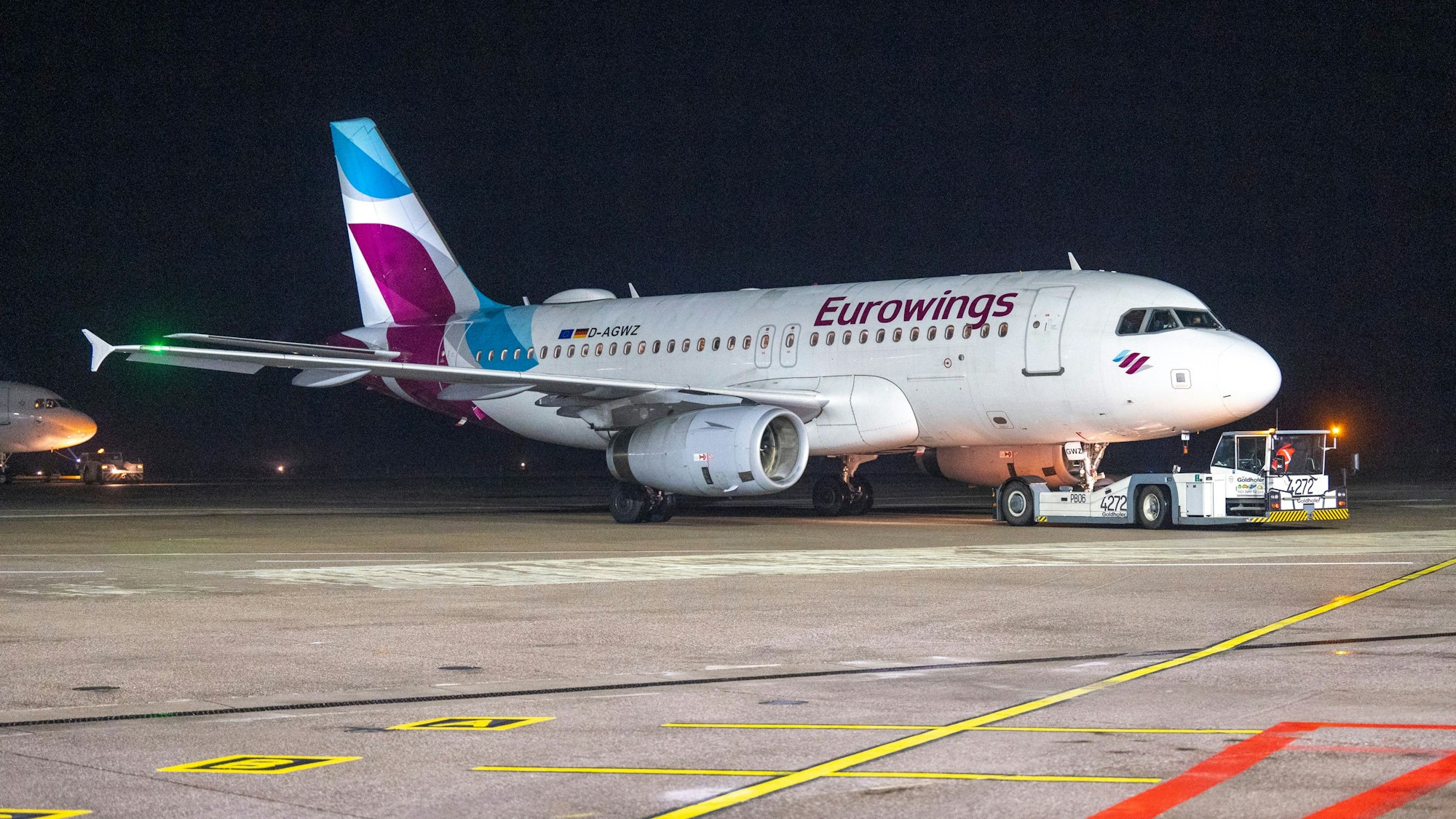 Eine Eurowings-Maschine steht auf dem Rollfeld am Flughafen Köln/Bonn.