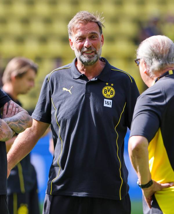 Ex-BVB-Spieler Kevin Großkreutz (l-r), Ex-Trainer Jürgen Klopp, und Betreuer Fritz Lünschermann stehen im Stadion.