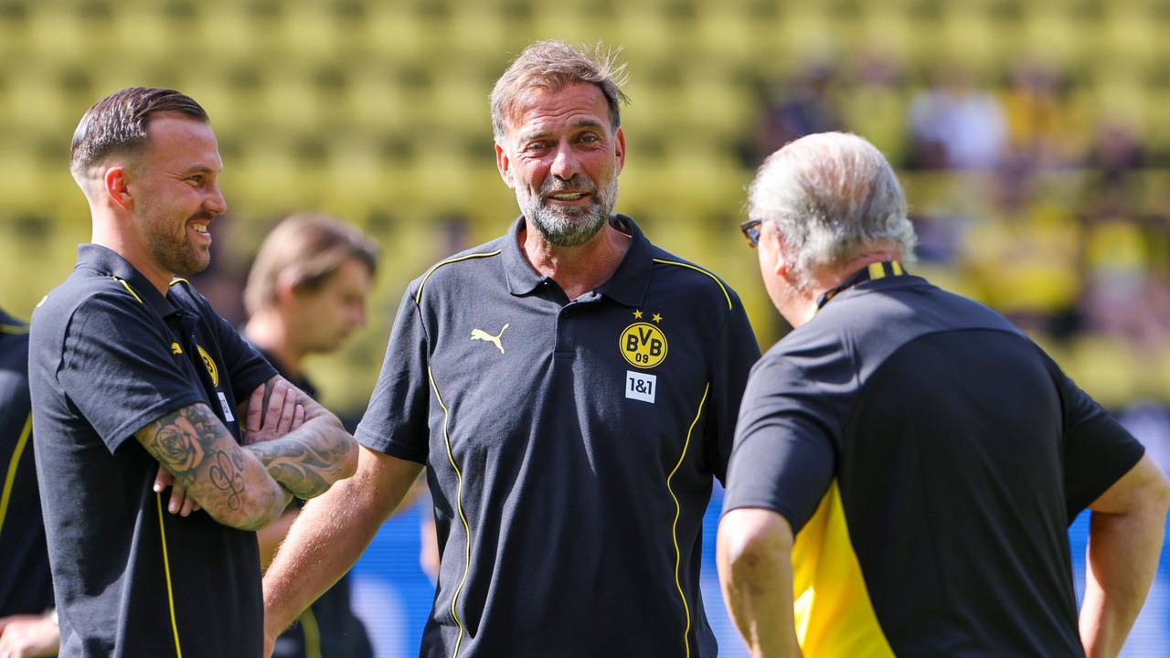 Ex-BVB-Spieler Kevin Großkreutz (l-r), Ex-Trainer Jürgen Klopp, und Betreuer Fritz Lünschermann stehen im Stadion.