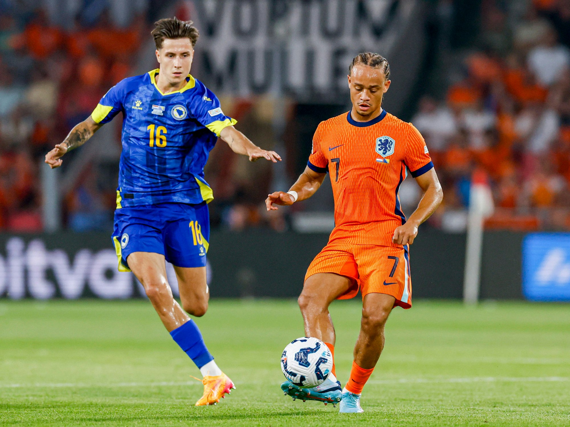 Denis Huseinbasic versucht, Oranje-Star Xavi Simons zu stoppen.
