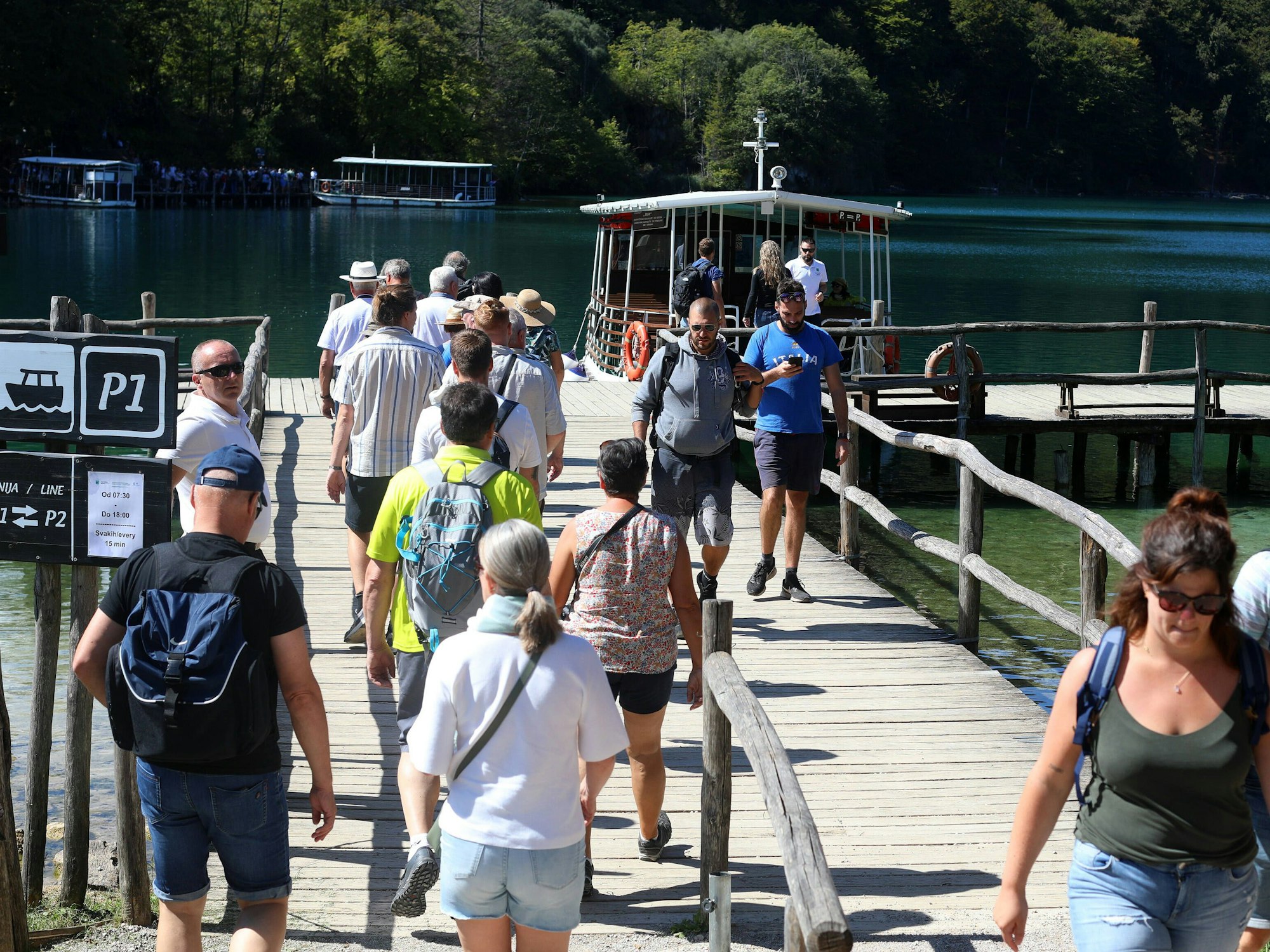 Plitvicer Seen in Kroatien: Viele Touristinnen und Touristen besuchen den Nationalpark Plitvicer Seen in der Nähe von Korenica (Foto von September 2022).