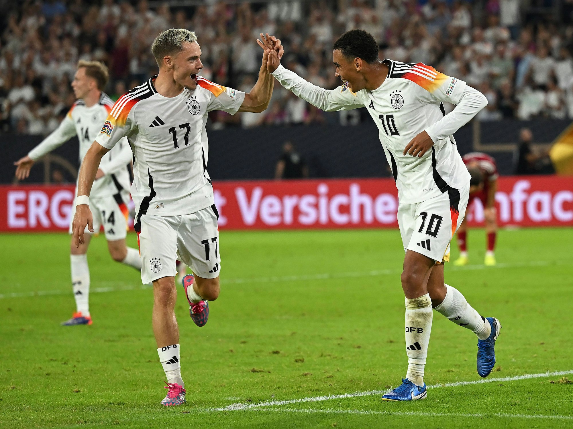Florian Wirtz und Jamal Musiala bejubeln ihren gemeinsamen Treffer zum zwischenzeitlichen 3:0 im Spiel gegen Ungarn (7. September 2024).