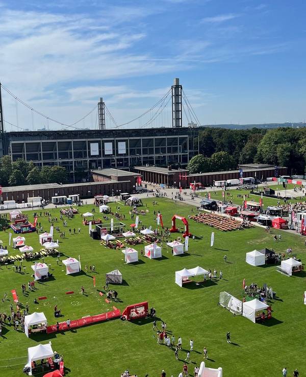 Blick aus der Höhe auf das Familienfest des 1. FC Köln.