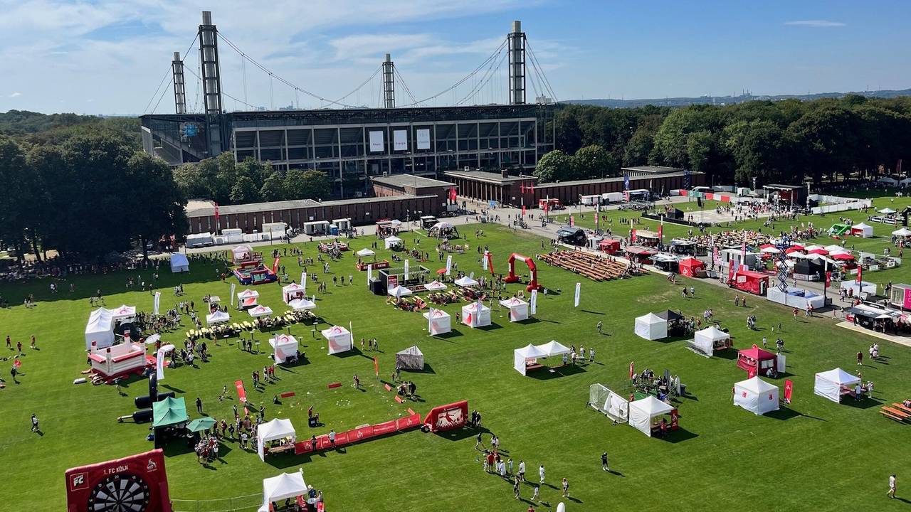 Blick aus der Höhe auf das Familienfest des 1. FC Köln.