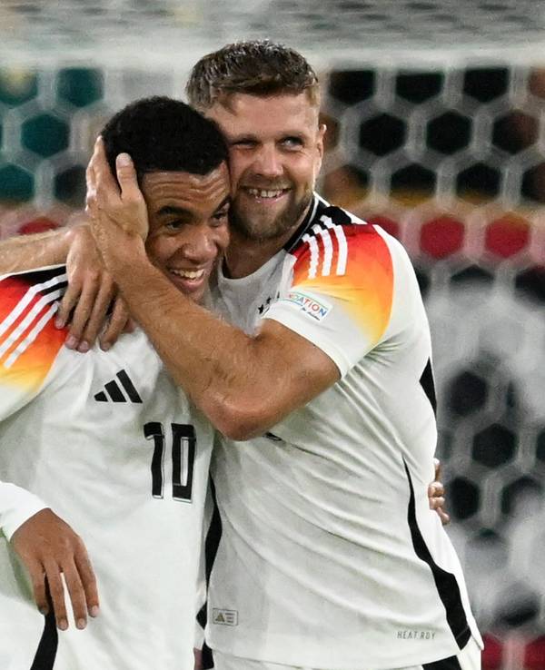 Niclas Füllkrug (r) jubelt mit Jamal Musiala.