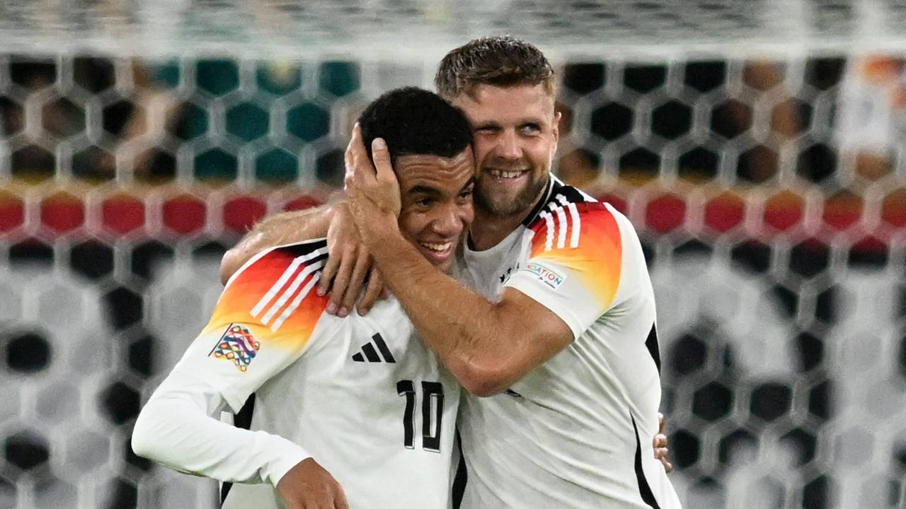 Niclas Füllkrug (r) jubelt mit Jamal Musiala.