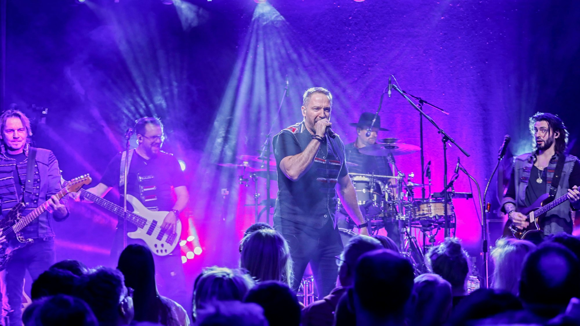 Die Höhner stehen auf der Bühne.