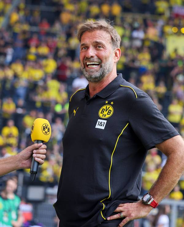 Der frühere BVB-Trainer Jürgen Klopp (r) gibt ein Interview.