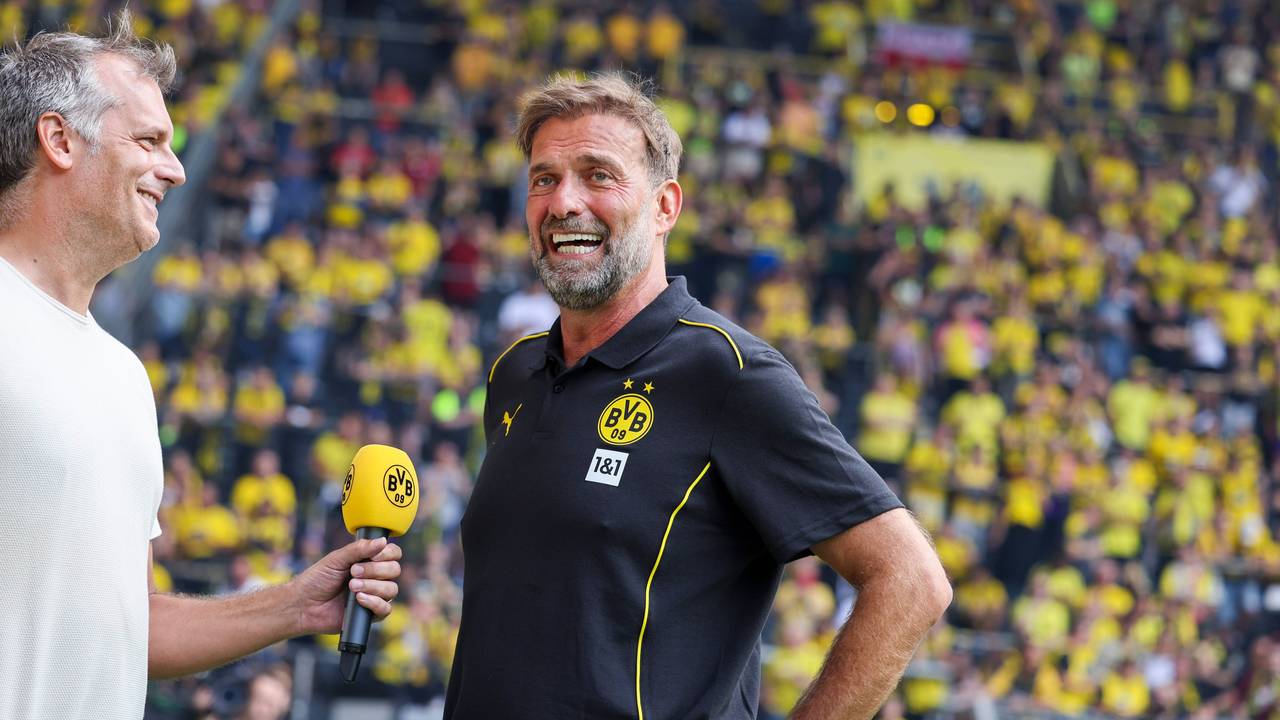 Der frühere BVB-Trainer Jürgen Klopp (r) gibt ein Interview.