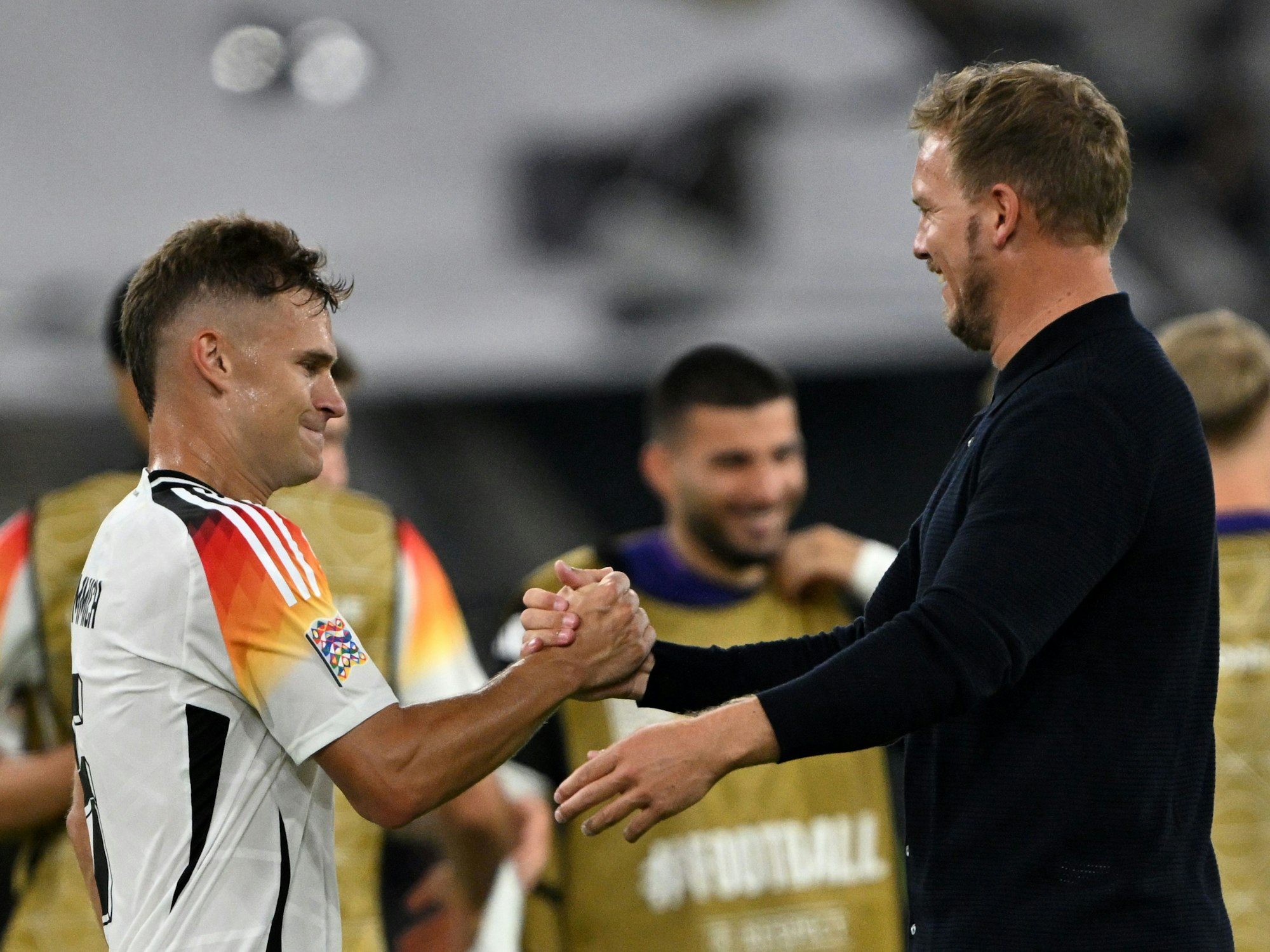 Bundestrainer Julian Nagelsmann gratuliert Deutschlands Kapitän Joshua Kimmich nach dem 5:0-Sieg.