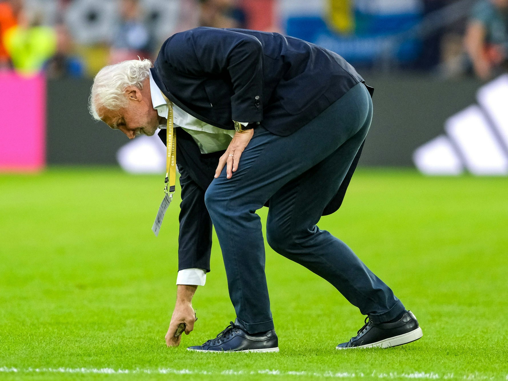 Rudi Völler testet den Düsseldorfer Rasen.