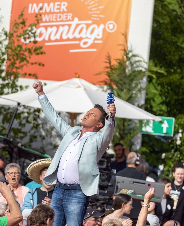 Moderator Stefan Mross steht während der Live-Übertragung der Sendung „Immer wieder sonntags“ in der „Immer wieder sonntags“-Arena.
