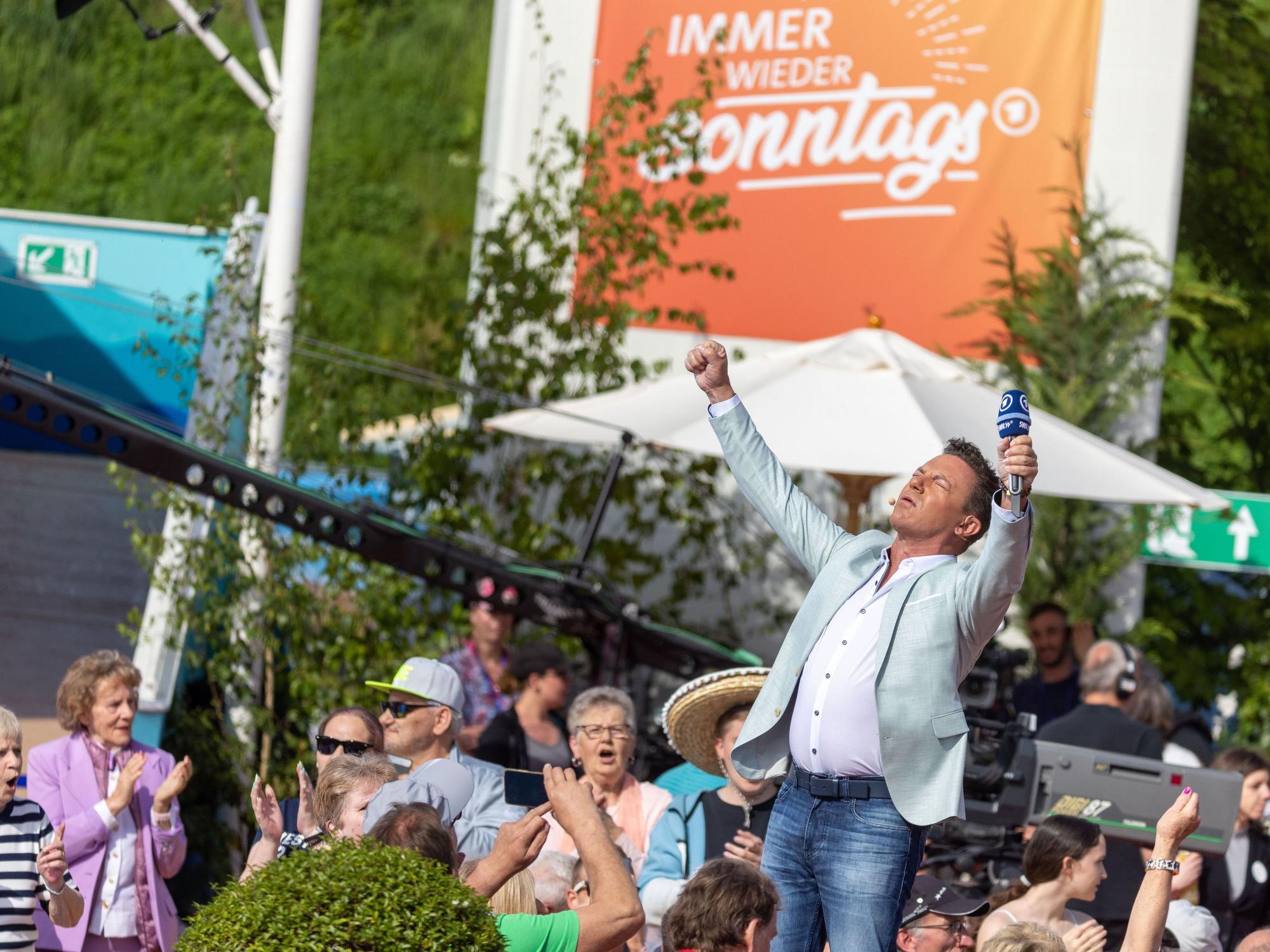 Moderator Stefan Mross steht während der Live-Übertragung der Sendung „Immer wieder sonntags“ in der „Immer wieder sonntags“-Arena.