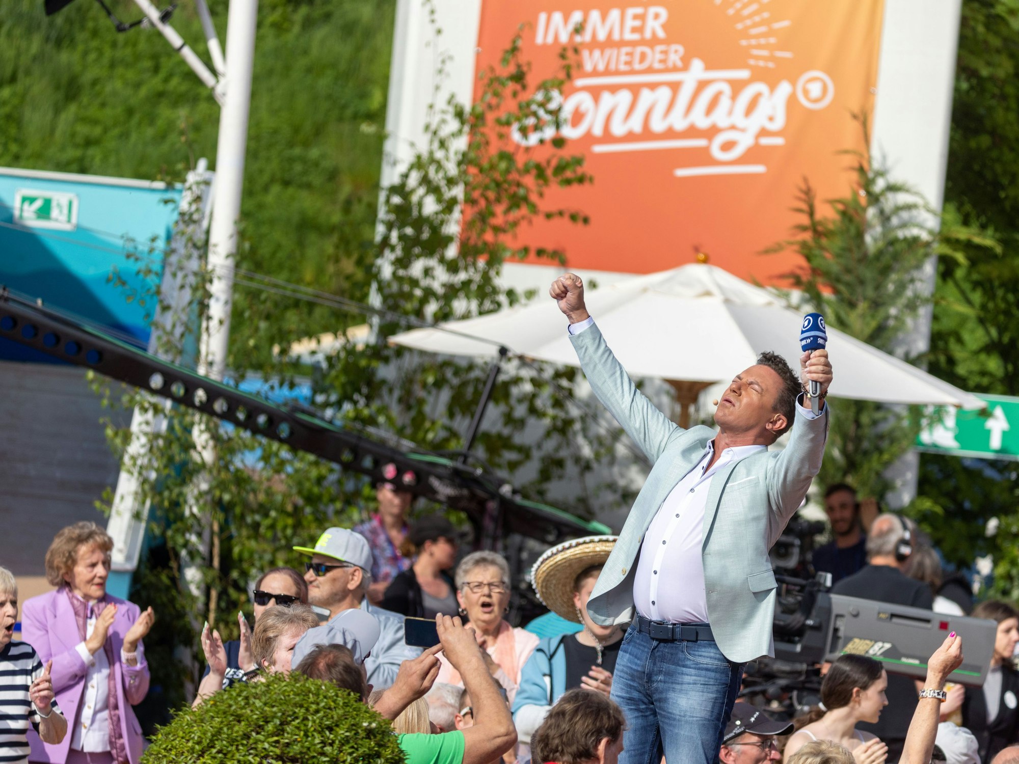 Moderator Stefan Mross steht während der Live-Übertragung der Sendung „Immer wieder sonntags“ in der „Immer wieder sonntags“-Arena.