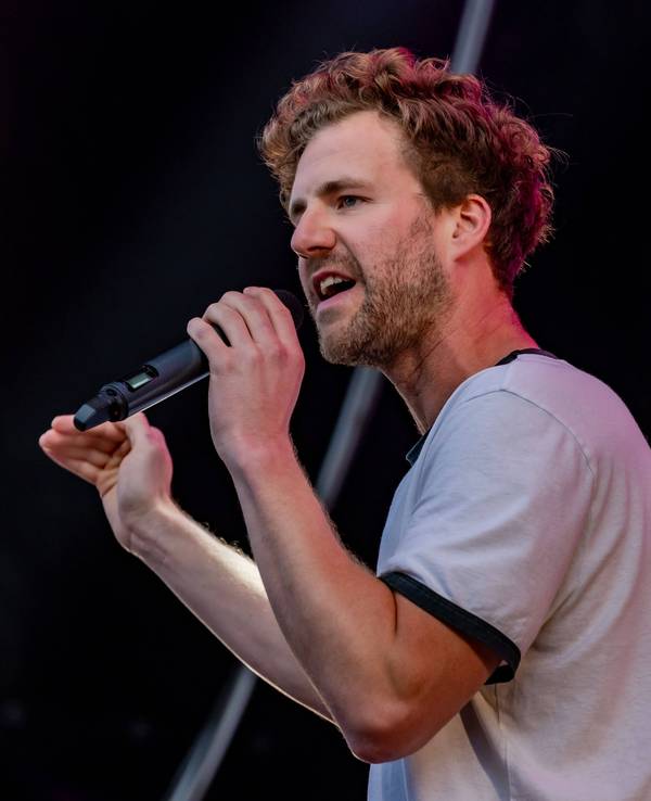 Luke Mockridge bei einem Auftritt in Bonn auf der Bühne. Mockridge muss auf die Ausstrahlung seiner neuen Show bei Sat.1 verzichten.