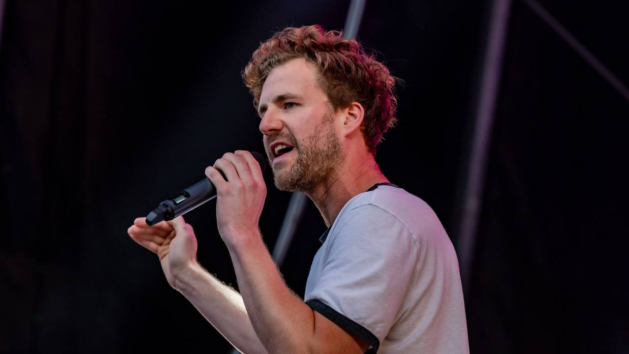 Luke Mockridge bei einem Auftritt in Bonn auf der Bühne. Mockridge muss auf die Ausstrahlung seiner neuen Show bei Sat.1 verzichten.