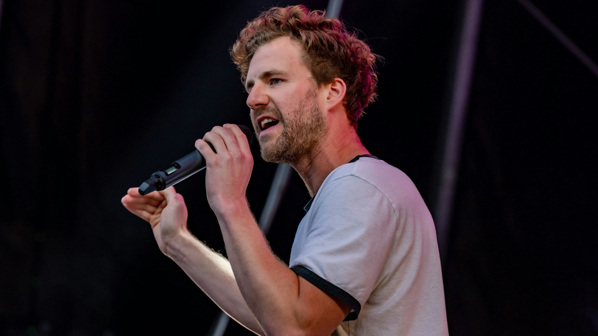 Luke Mockridge bei einem Auftritt in Bonn auf der Bühne. Mockridge muss auf die Ausstrahlung seiner neuen Show bei Sat.1 verzichten.