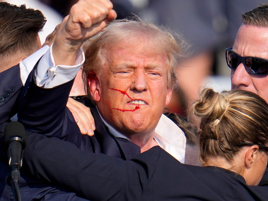 Der ehemalige US-Präsident Donald Trump reagiert nach einem Attentat auf einer Wahlkampfveranstaltung.