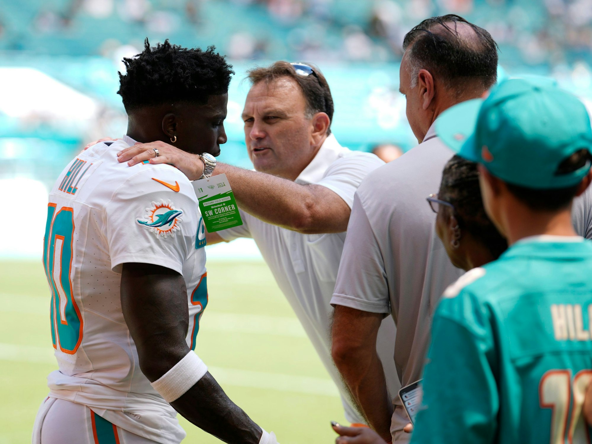 Tyreek Hill spricht auf dem Rasen mit seinem Agenten Drew Rosenhaus.