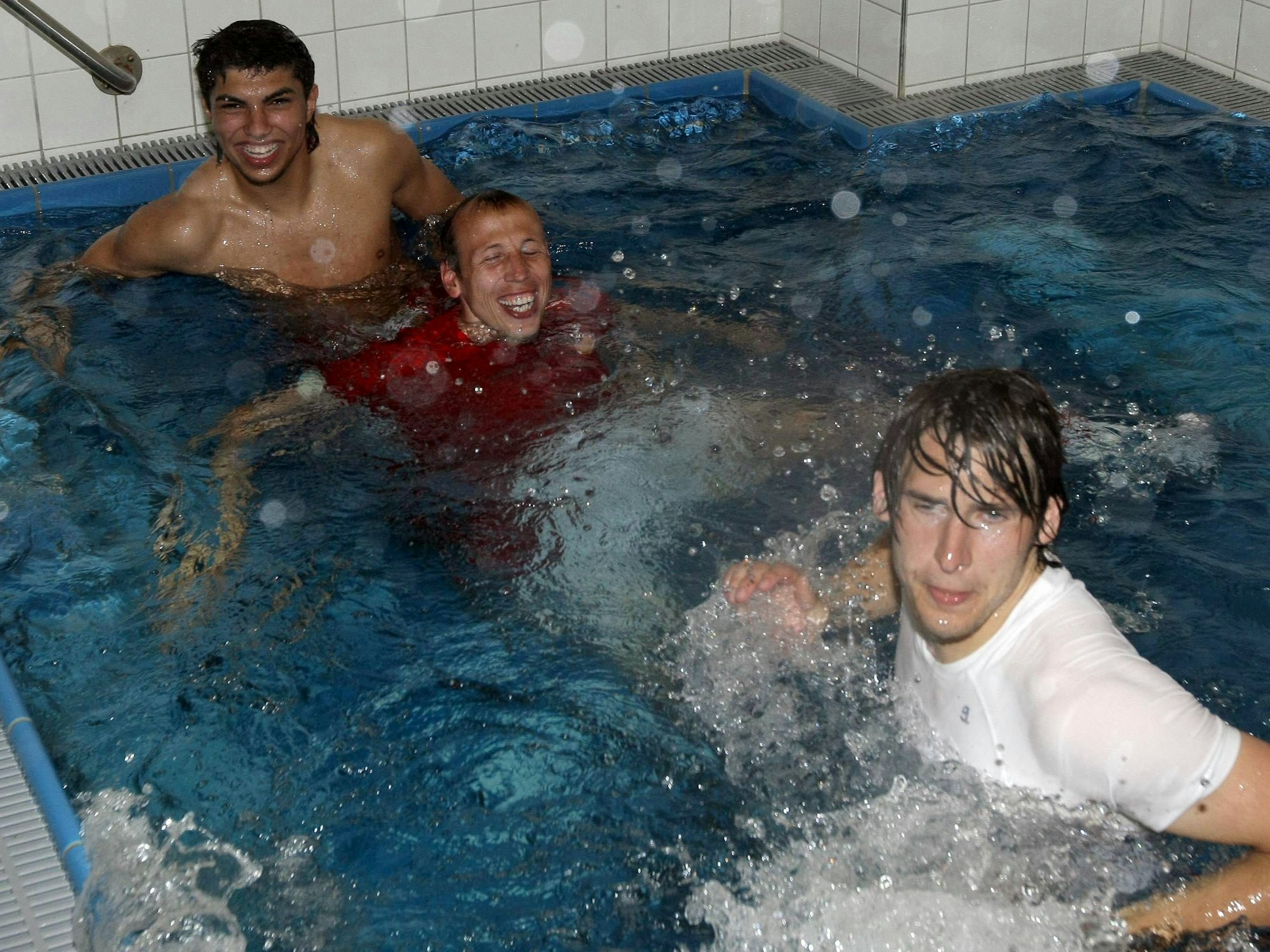 Patrick Helmes (re.), Matthias Scherz (Mitte) und Adil Chihi (alle Köln) im Pool.