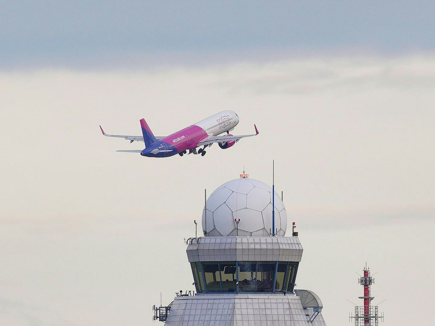 Ein Flugzeug der Fluggesellschaft Wizz Air hebt am Chopin-Flughafen in Warschau ab.