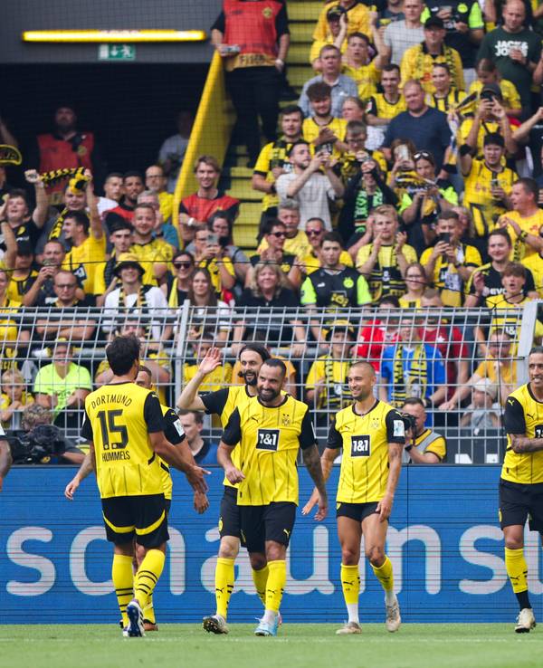 Spieler und Fans bei der BVB-Gala am Samstag (7. September 2024) im Signal-Iduna-Park.