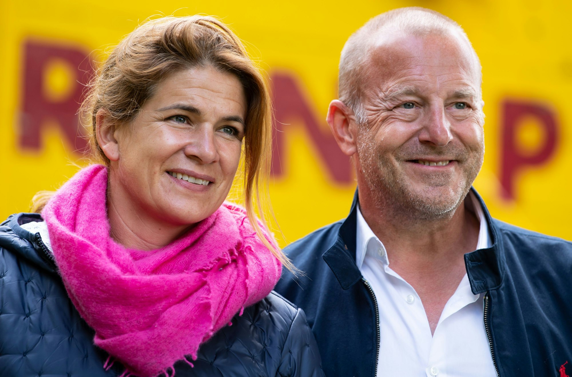 Heino Ferch, Schauspieler, und seine Frau Marie-Jeanette lächeln bei einem Pressetermin auf der Circus Krone Farm.