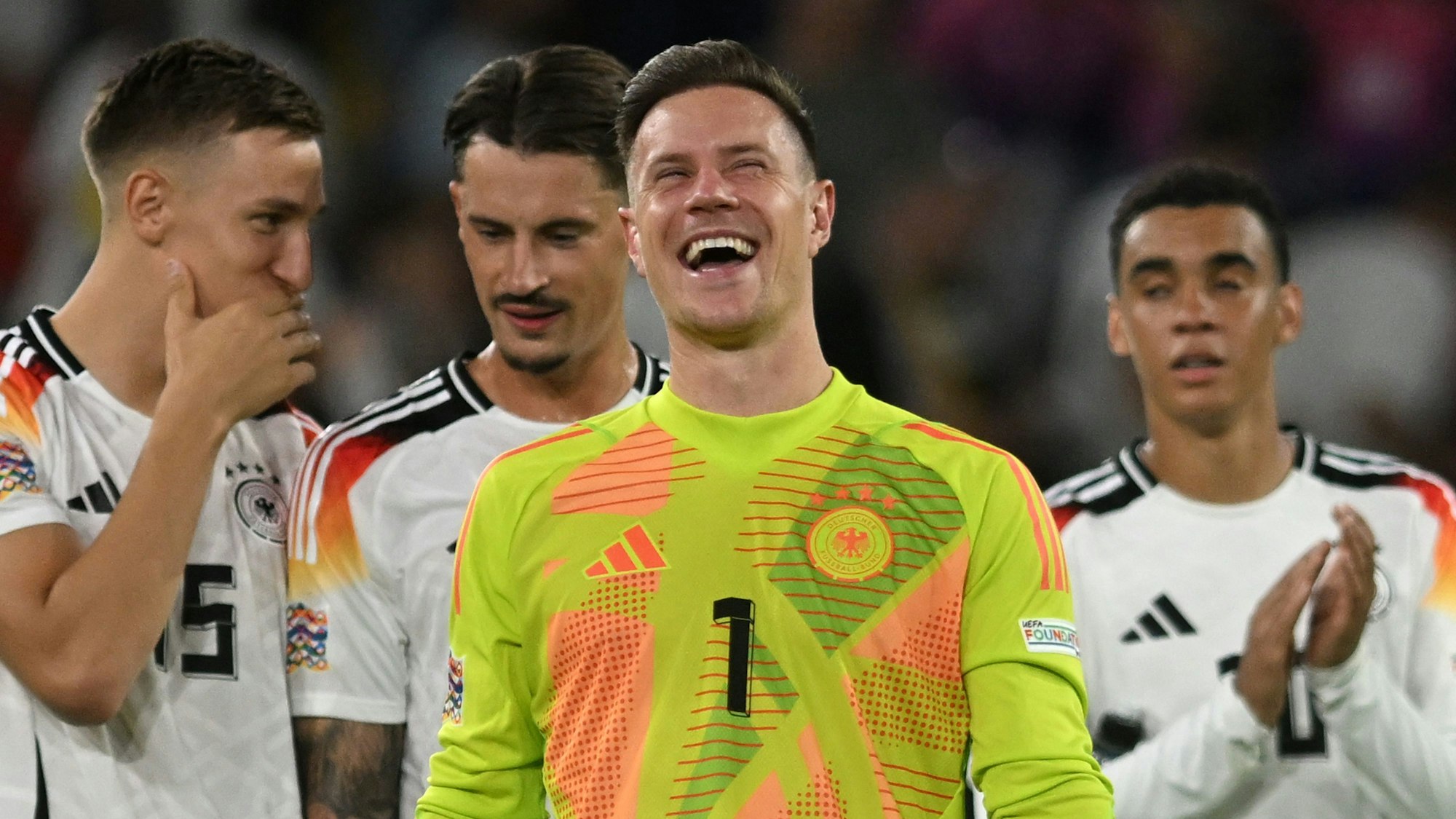Deutschlands Torhüter Marc-André ter Stegen feiert den 5:0-Sieg mit seinen Mannschaftskollegen.