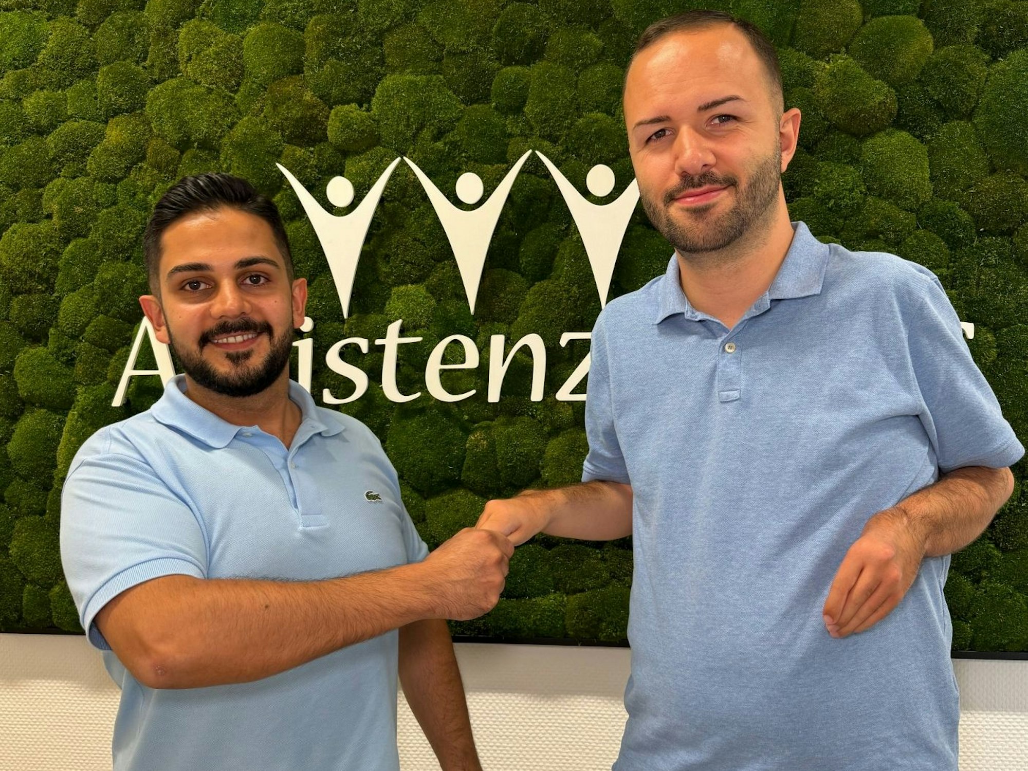 AssistenzProfis-Geschäftsführer Niklas Kampmann (rechts) mit seinem Geschäftspartner Can Agca, der sich um die unternehmerischen Tätigkeiten der Kölner Firma kümmert.
