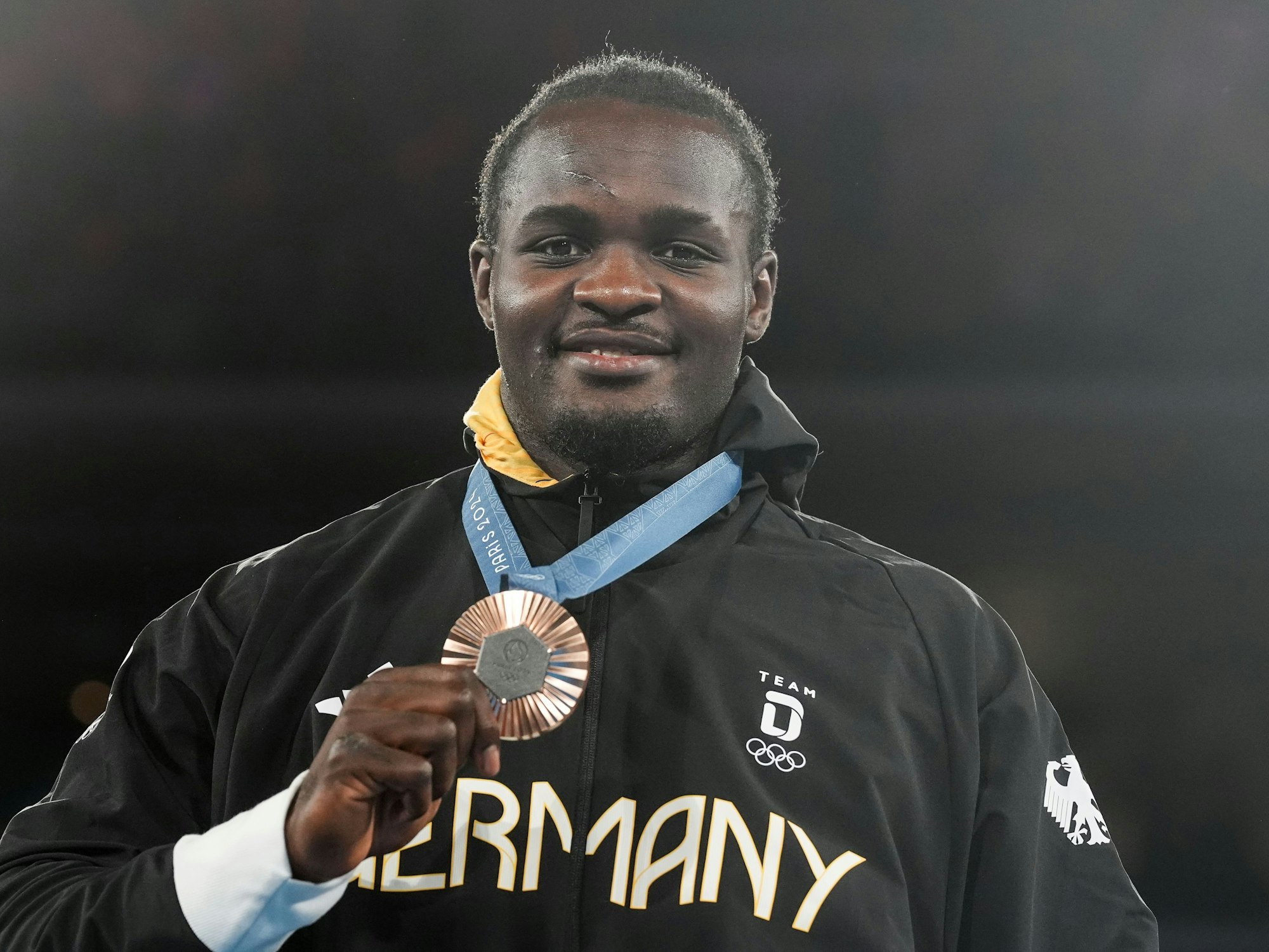 Deutschlands Boxer Nelvie Tiafack (+92kg) jubelte bei Olympia in Paris 2024 mit seiner Bronzemedaille.
