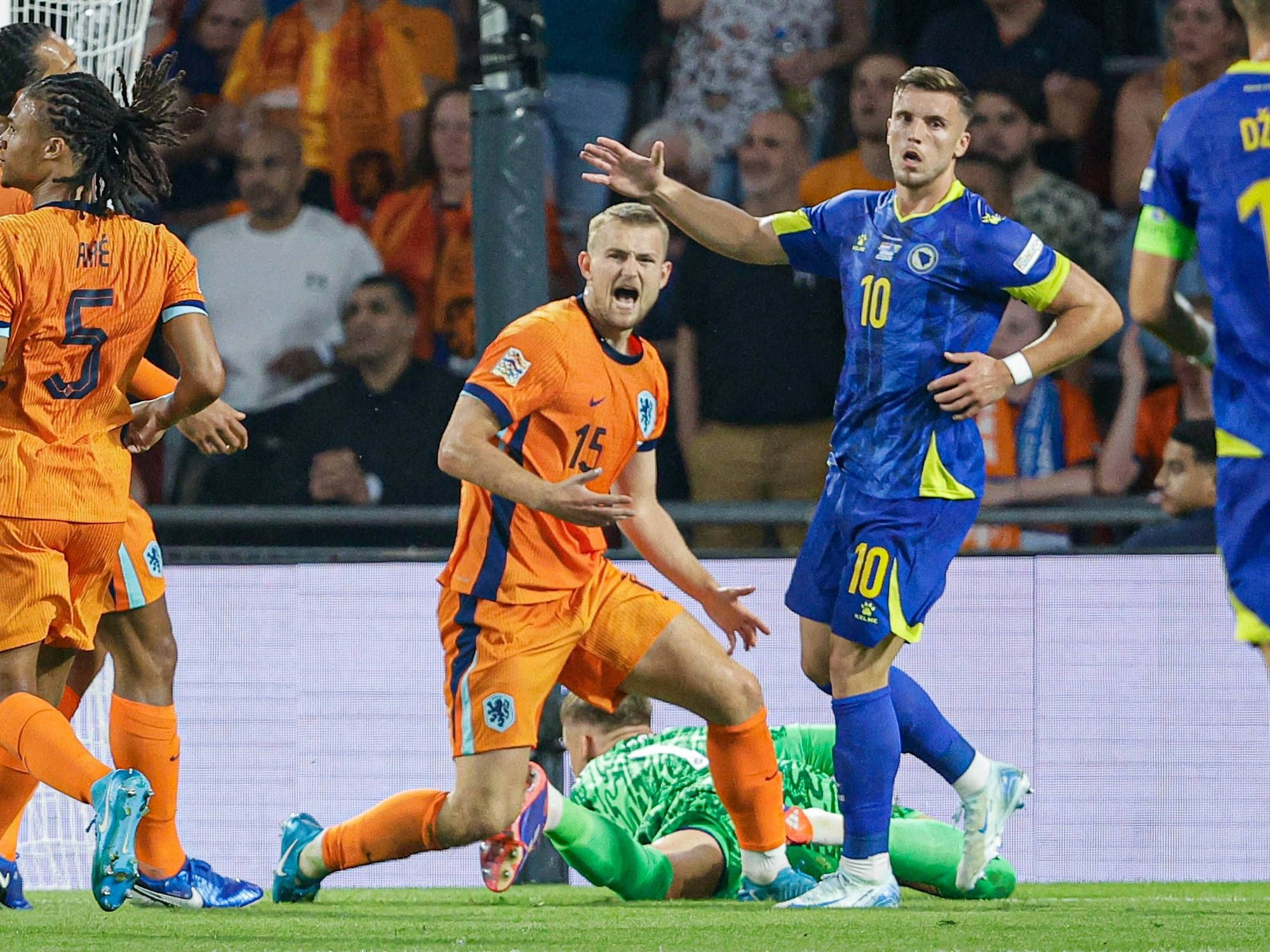 Matthijs de Ligt schimpft nach dem Ausgleich von Bosnien-Herzegowina.