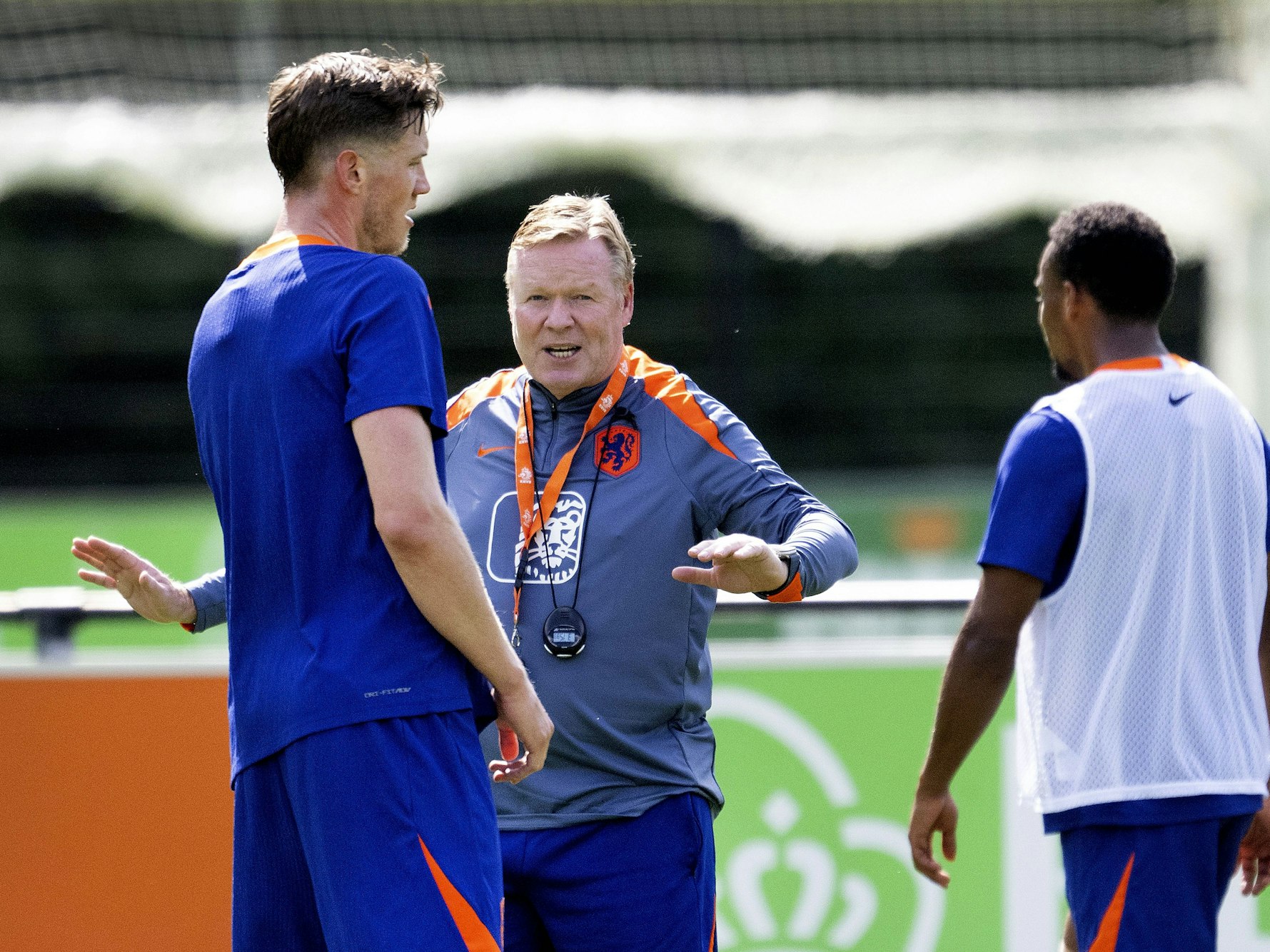 Nach einem Zoff zwischen Wout Weghorst (l.) und Jurrien Timber (r.) versucht Ronald Koeman, zu schlichten.